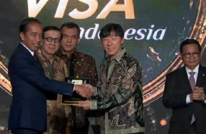 Pelatih Timnas Indonesia Shin Tae-yong Dapat Golden Visa dari Presiden Jokowi