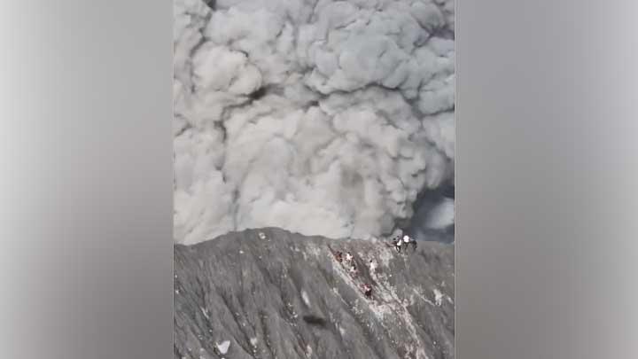 Pendaki Nyaris Ditelan Material Erupsi Gunung Dukono, PVMBG Beri Peringatan