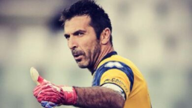 Gianluigi Buffon Terima Penghargaan Presiden UEFA ketika Undian Turnamen Champions Dilakukan