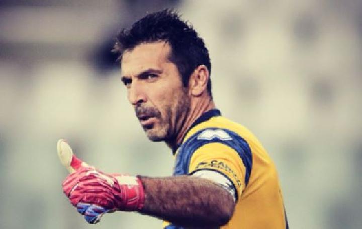 Gianluigi Buffon Terima Penghargaan Presiden UEFA ketika Undian Turnamen Champions Dilakukan