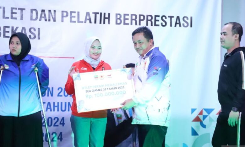 Pemkab Bekasi salurkan bonus atlet-pelatih berprestasi