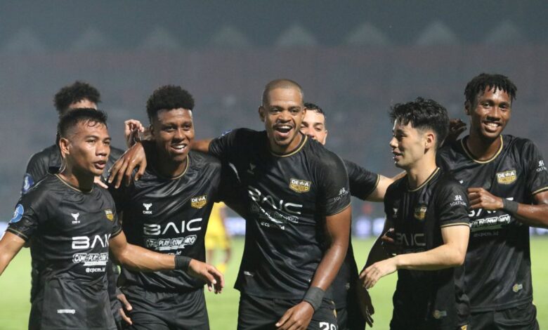 Quattrick Alex bawa Dewa United menang telak 6-0 menghadapi Semen Padang