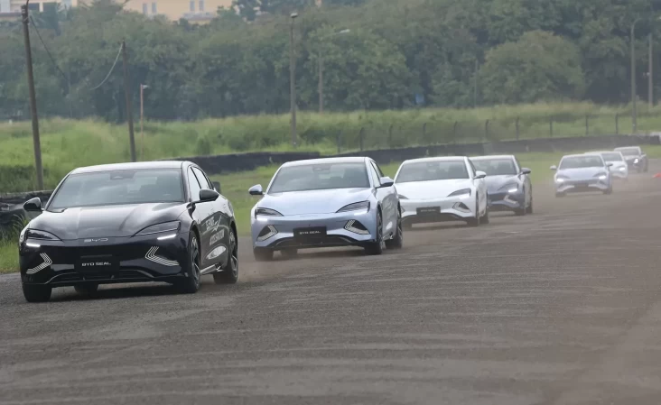 Indonesia Pasang Target Gila: 100 Ribu Mobil Listrik Mengaspal Akhir 2025! Realita atau Omon-omon?