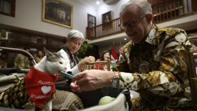 Momen Bobby Kertanegara Diberi Hadiah Syal oleh PM Australia