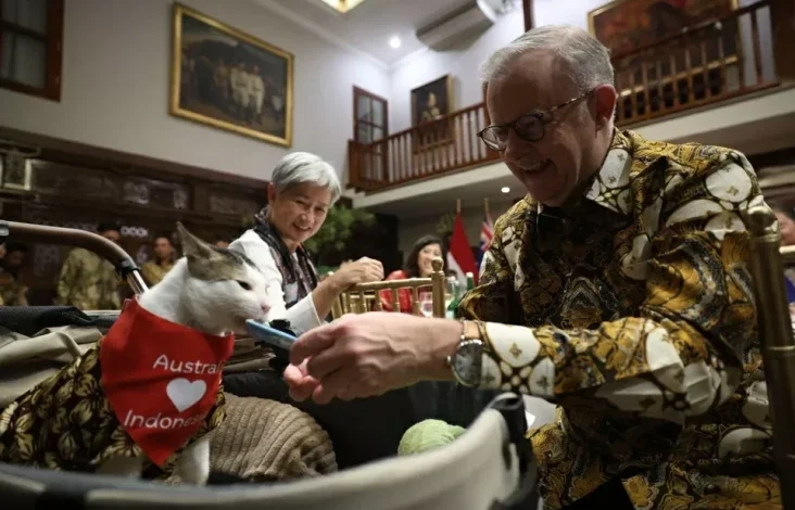 Momen Bobby Kertanegara Diberi Hadiah Syal oleh PM Australia
