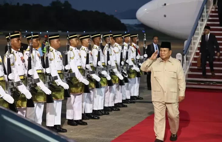 Prabowo Disambut Pasukan Jajar Kehormatan ketika Tiba pada Malaya
