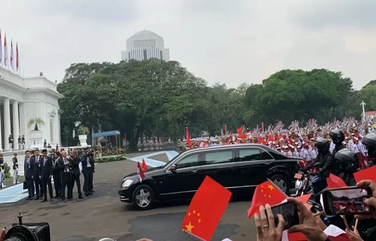 21 Tembakan Meriam juga juga Iringan Pasukan Berkuda Sambut PM China dalam area Istana