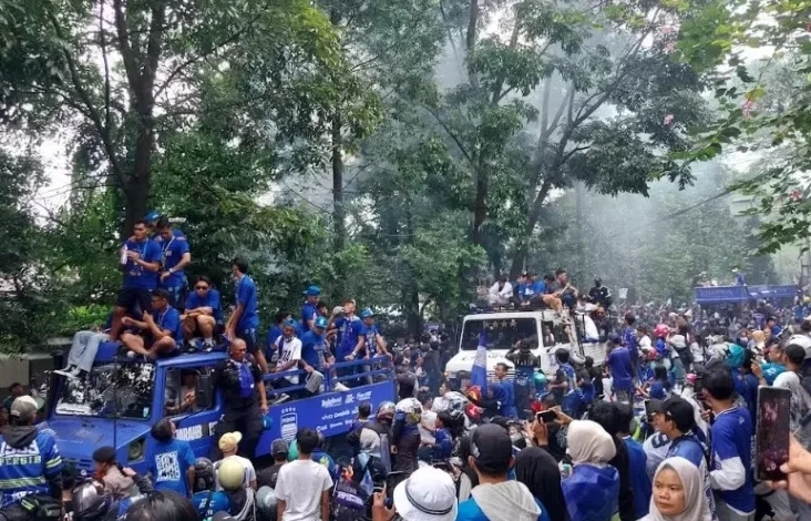 Bandung Membiru! Ribuan Bobotoh Sambut Pawai Juara Persib