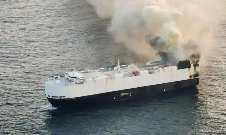 Bom Waktu dalam pada Lautan Lepas: Kapal Kargo Terbakar, Karena Angkut Mobil Listrik kemudian Hybrid?