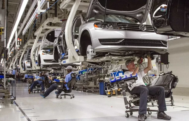 Eksodus Massal di area area Volkswagen: 20.000 Karyawan Pilih Mundur Sebelum PHK, Gaji Direksi Juga Dipangkas!