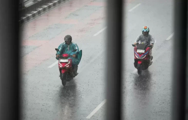 Jalanan Jadi Jebakan Maut! Hujan Mengguyur, Pengendara Motor Wajib Waspada, Salah Langkah Nyawa Melayang!