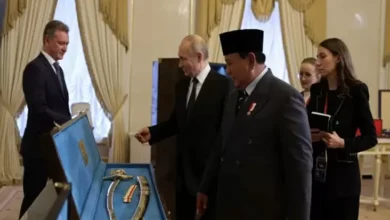 Momen Prabowo-Putin Bertukar Cenderamata: Buku, Garuda, Keris Bali, hingga Pedang Perwira