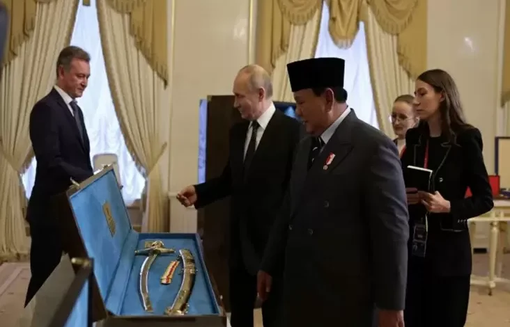 Momen Prabowo-Putin Bertukar Cenderamata: Buku, Garuda, Keris Bali, hingga Pedang Perwira