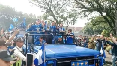 Pawai Akbar Persib Juara Meriah, KDM Kibarkan Bendera Maung Bandung