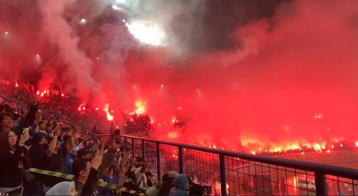 Stadion GBLA Membara, Bobotoh Rayakan Pesta Juara Persib dengan Flare lalu juga Kembang Api