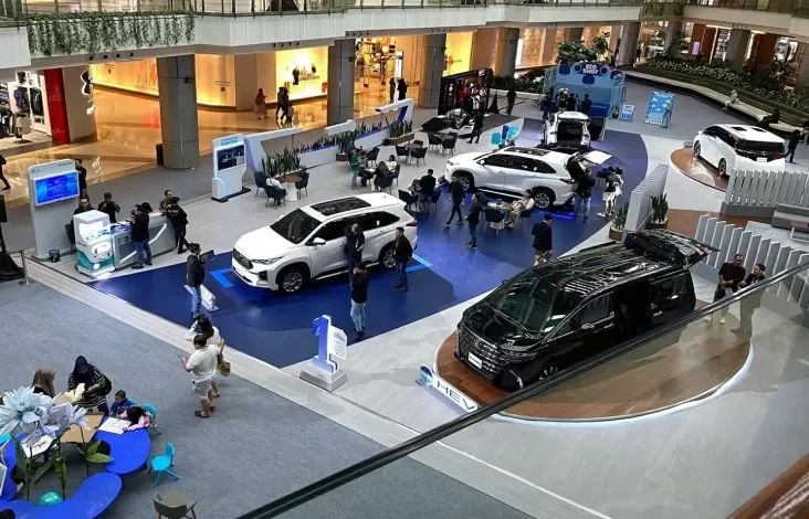 Surga Hybrid dalam area Tengah Mall! Toyota Sulap Pusat Belanja Jadi Ruang Angkasa EV