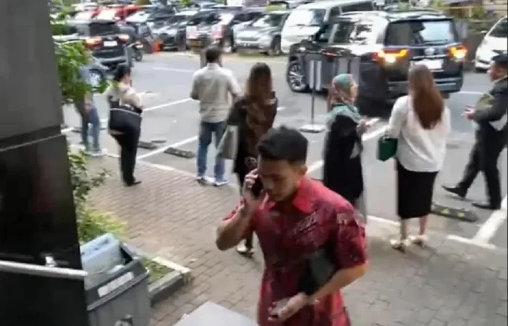 Ajudan dan juga Kuasa Hukum Jokowi Datang ke Polda Metro, Ada Apa?