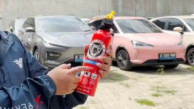 Pelajaran Pahit dari Insiden Mobil Listrik Terbakar: Mengenal Senjata Tersembunyi di area di Dasbor Anda