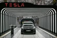 Perang Artificial Intelligence pada Roda Empat: Saat Grok Tesla Ditantang Kepungan Naga China