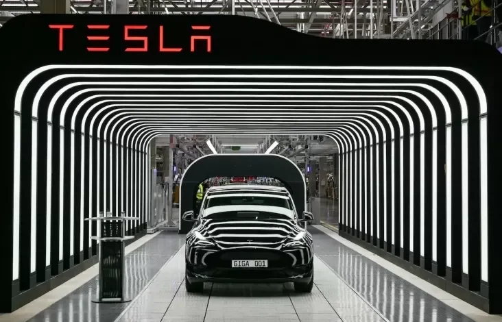 Perang Artificial Intelligence pada Roda Empat: Saat Grok Tesla Ditantang Kepungan Naga China