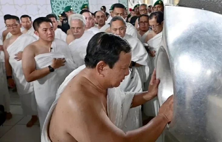Prabowo Cium Hajar Aswad, Doakan Keberkahan Bagi Bangsa Indonesia