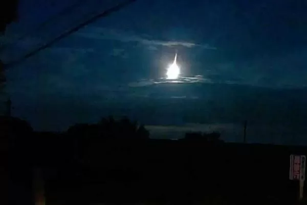 Barang Misterius Menerangi Langit Waktu petang di area area Negeri Matahari Terbit Bagian Barat