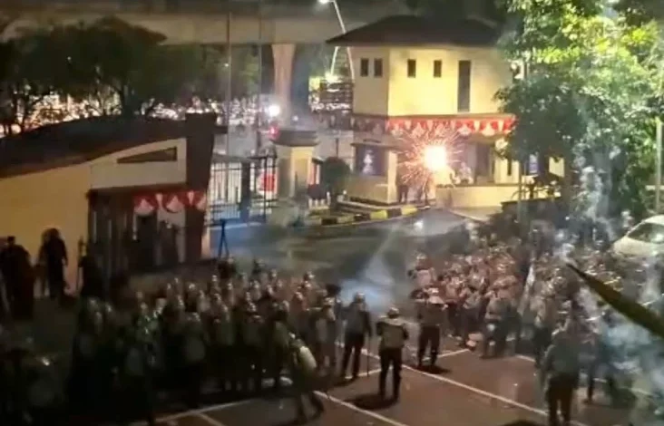 Live TikTok kemudian juga IG Diblokir, Wartawan Ditangkap ketika Live YouTube pada Depan Polres Jakut