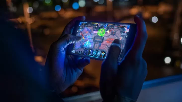Remaja 19 Tahun Lumpuh Akibat Kelamaan Menunduk ketika Main Game