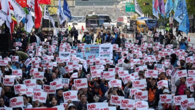 Warga Korea Demo Tolak Trump Datang ke KTT APEC-Kompak Bawa Poster Ini adalah adalah