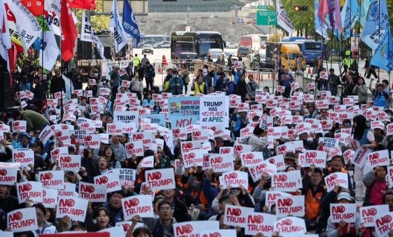 Warga Korea Demo Tolak Trump Datang ke KTT APEC-Kompak Bawa Poster Ini adalah adalah