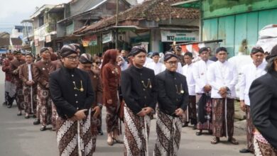 Napak Tilas Sejarah: Kirab Agung &apos;Boyong Menoreh&apos; Pukau Ribuan Warga, Simbol Perpindahan Ibu Perkotaan Temanggung