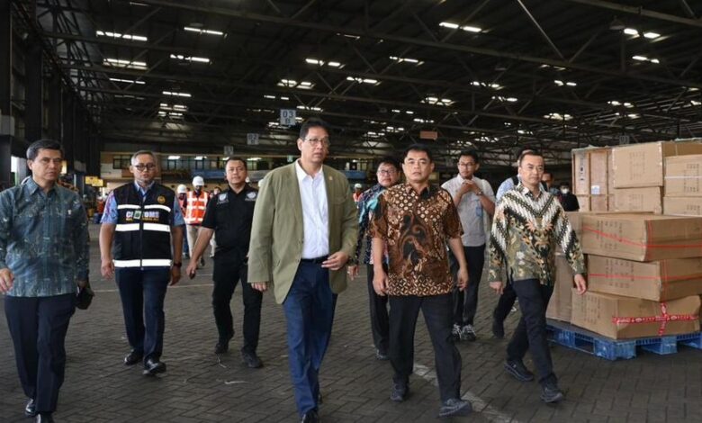 Bakar Baju Impor Ilegal Rugi Rp12 Juta, Purbaya Putar Otak