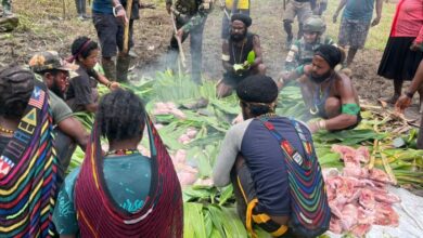 Bakar Batu Natal: TNI juga Warga Julukoma Jalin Persaudaraan ke Puncak Papua