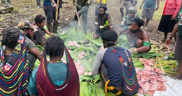 Bakar Batu Natal: TNI juga Warga Julukoma Jalin Persaudaraan ke Puncak Papua
