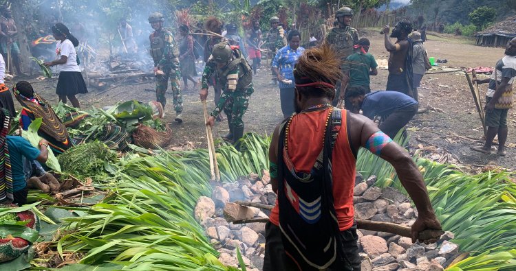 Bakar Batu: Tradisi Papua Hangatkan Natal 2025 pada Ambobera
