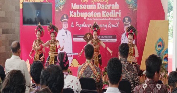 Tarian Topeng Panji Awali Soft Opening Museum Sri Aji Joyoboyo Menunjukkan Memukau