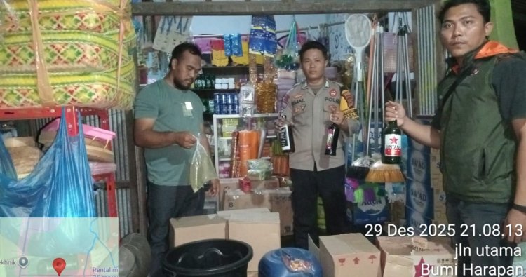 Jaga Kondusifitas Nataru, Polsek Witaponda Amankan Bermacam-macam Miras dari Sejumlah Kios