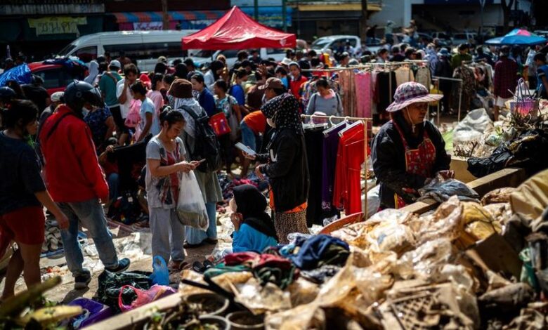 Potret Pedagang Banting Harga Usai Dihantam Air Bah, Diserbu Warga