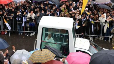 Potret Paus Leo XIV Tiba ke Tanah Arab, Disambut Warga ke Tengah Hujan
