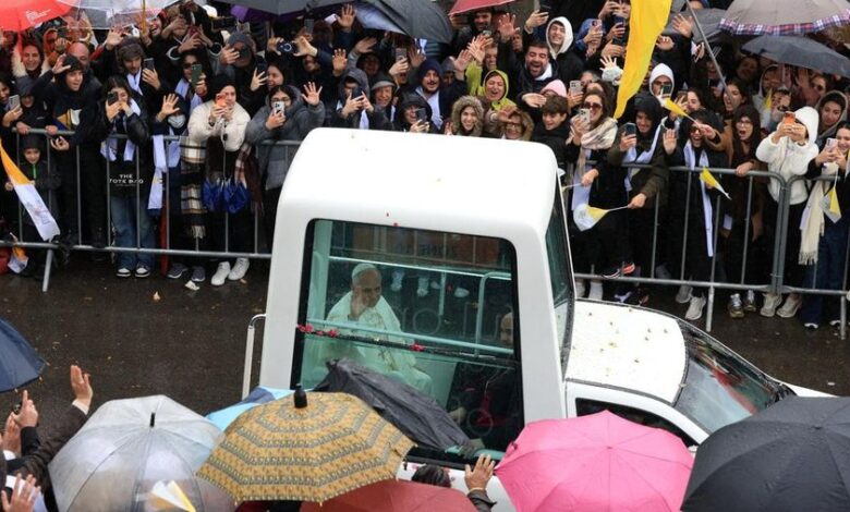 Potret Paus Leo XIV Tiba ke Tanah Arab, Disambut Warga ke Tengah Hujan